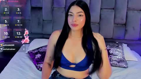 Snapshot of ashly_bloom chatting on April 18, 3:32 am Ashly online show from April 18, 3:32 am