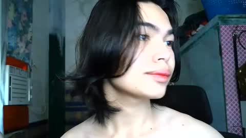 asian_babyboi online show from June 7, 4:27 am
