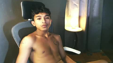 Snapshot of asian_hunk_moreno chatting on June 29, 5:46 am Yuri online show from June 29, 5:46 am