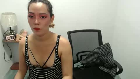 Snapshot of asianhollywood4uxxx chatting on June 1, 12:45 am Nicole online show from June 1, 12:45 am