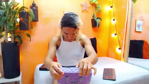 Snapshot of aslyhernandez chatting on December 7, 10:56 am ASLY online show from December 7, 10:56 am