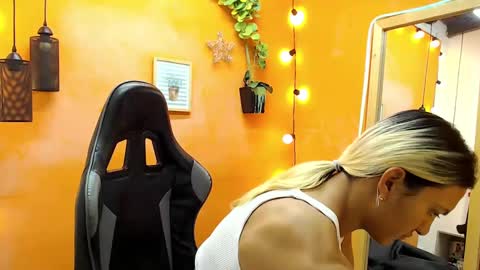 Snapshot of aslyhernandez chatting on January 25, 11:13 am ASLY online show from January 25, 11:13 am