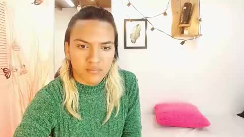 Snapshot of aslyhernandez chatting on January 29, 11:41 am ASLY online show from January 29, 11:41 am