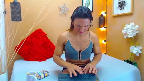 Snapshot of aslyhernandez chatting on September 27, 1:27 pm ASLY online show from September 27, 1:27 pm