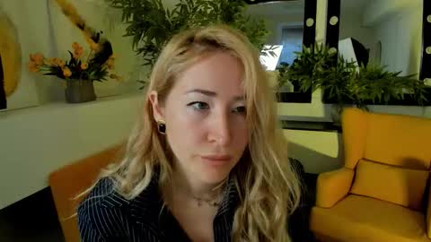 astramonroe online show from September 29, 4:28 am