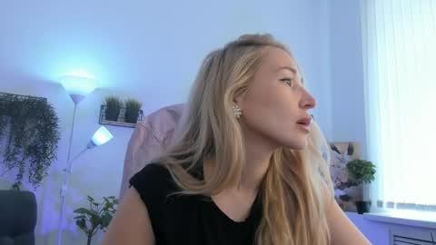 Snapshot of astramonroe chatting on April 30, 7:14 am astramonroe online show from April 30, 7:14 am