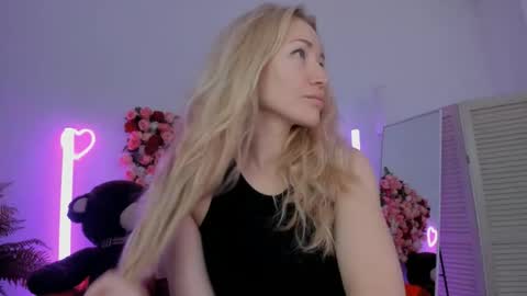 Snapshot of astramonroe chatting on June 4, 7:25 am astramonroe online show from June 4, 7:25 am