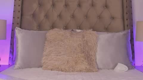 Atenea Hank online show from March 11, 1:22 am