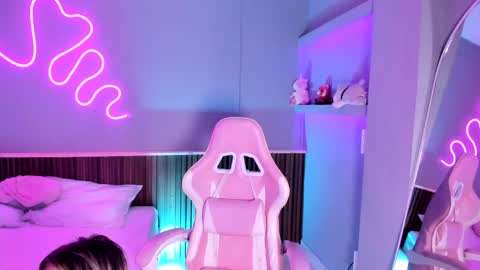 Snapshot of athenea__fox chatting on April 15, 12:01 pm athenea__fox online show from April 15, 12:01 pm