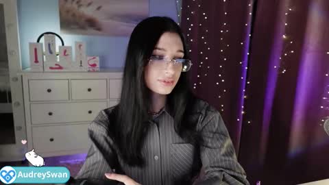 Snapshot of audrey_swann chatting on December 20, 12:23 pm Mary online show from December 20, 12:23 pm