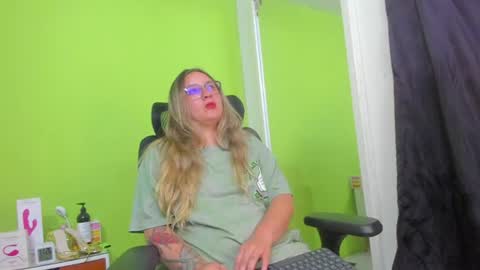 Snapshot of auradivina2 chatting on July 5, 4:19 am Aura Divina online show from July 5, 4:19 am