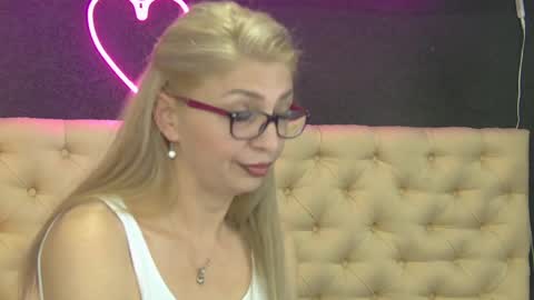 Snapshot of auramilff chatting on May 10, 2:00 pm auramilff online show from May 10, 2:00 pm