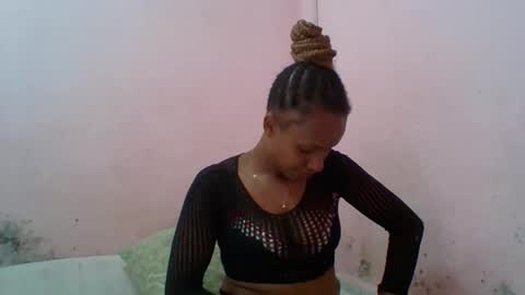 Snapshot of aurelia107 chatting on May 28, 10:29 pm aurelia107 online show from May 28, 10:29 pm