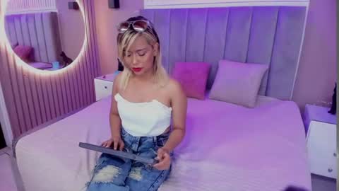 Snapshot of aurora_blonde chatting on July 17, 9:19 pm aurora_blonde online show from July 17, 9:19 pm