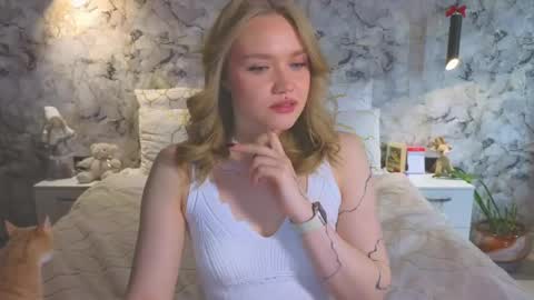 Snapshot of aurora_golden chatting on April 24, 2:47 am Kate online show from April 24, 2:47 am