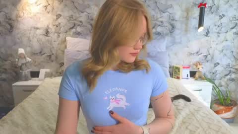 Snapshot of aurora_golden chatting on April 30, 3:13 am Kate online show from April 30, 3:13 am