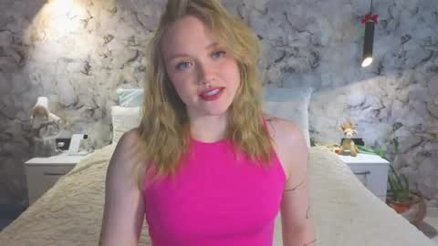 Snapshot of aurora_golden chatting on June 4, 12:33 pm Kate online show from June 4, 12:33 pm
