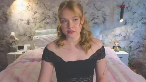 Snapshot of aurora_golden chatting on June 6, 12:32 pm Kate online show from June 6, 12:32 pm