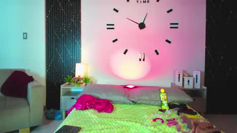 Snapshot of aurora_petitee chatting on April 23, 1:24 pm Aurora online show from April 23, 1:24 pm