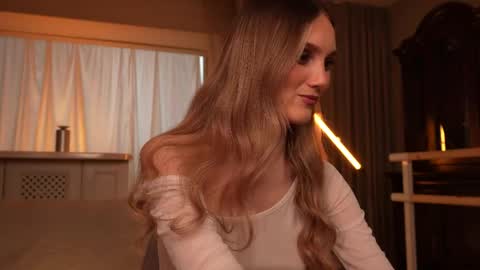 Snapshot of aurora_the_ballerina chatting on April 28, 7:24 am Aurora online show from April 28, 7:24 am
