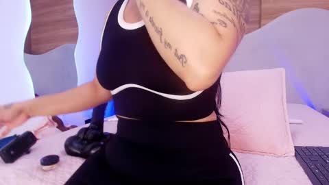 Snapshot of auroraa_miller chatting on May 20, 3:02 am auroraa_miller online show from May 20, 3:02 am