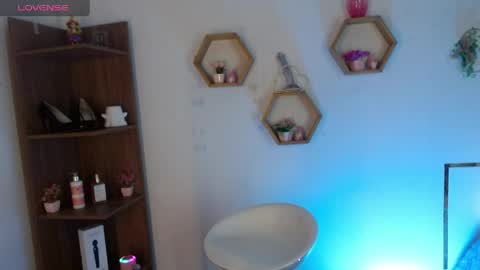 aurorahans online show from April 7, 12:00 am