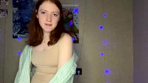 Snapshot of auroraviolet_ chatting on June 11, 8:18 pm auroraviolet_ online show from June 11, 8:18 pm
