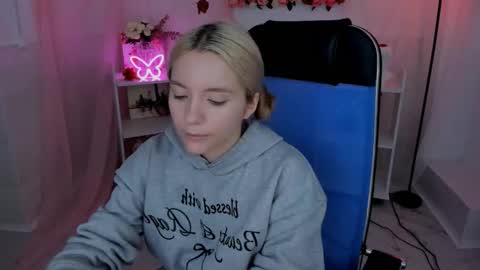 aurorawrenfield online show from September 9, 7:41 am