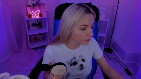 aurorawrenfield online show from September 15, 4:40 pm