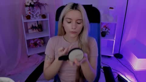 aurorawrenfield online show from September 29, 4:17 am