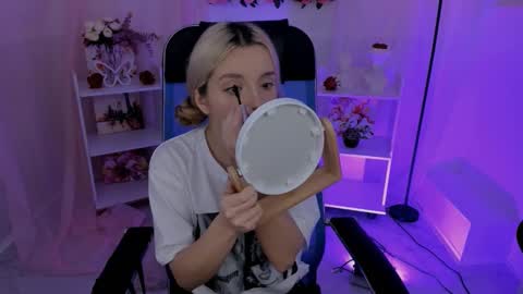 aurorawrenfield online show from September 30, 5:01 am