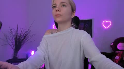 aurorawrenfield online show from April 1, 1:39 am