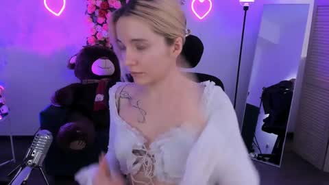 aurorawrenfield online show from April 15, 4:30 am