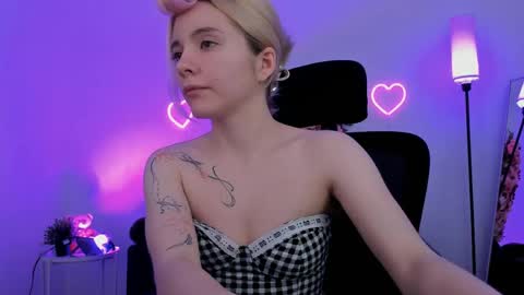 aurorawrenfield online show from April 17, 4:37 am