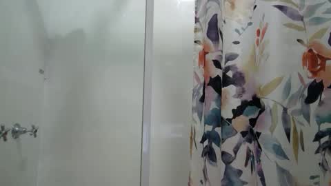 Snapshot of aussielovingxxx chatting on December 17, 11:39 am Milf4u online show from December 17, 11:39 am