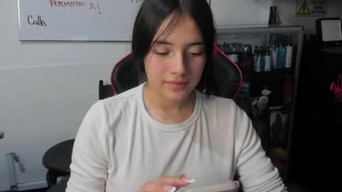 Snapshot of ava_broown chatting on December 23, 5:17 am online show from December 23, 5:17 am