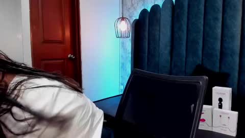 Snapshot of ava_broown chatting on February 19, 2:23 am online show from February 19, 2:23 am