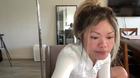 Snapshot of ava_petite_ chatting on April 29, 8:37 pm Little Ava online show from April 29, 8:37 pm