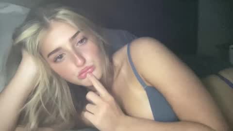 Snapshot of averyraemiller chatting on January 11, 5:31 am averymillerr online show from January 11, 5:31 am