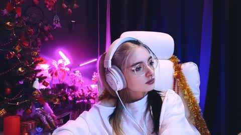 Snapshot of avi_nile chatting on December 11, 1:15 am Avriel online show from December 11, 1:15 am