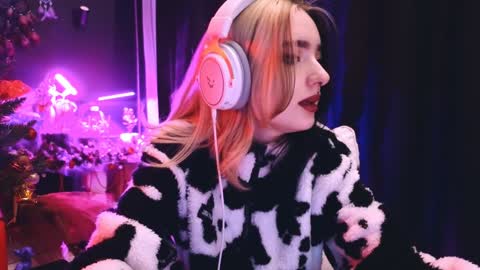 Snapshot of avi_nile chatting on January 17, 1:57 am Avriel online show from January 17, 1:57 am