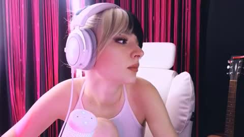 Snapshot of avi_nile chatting on February 1, 4:44 am Avriel online show from February 1, 4:44 am