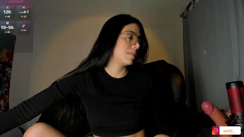 Snapshot of avis12_ chatting on April 24, 3:53 am Follow me Pvt and c2c is on online show from April 24, 3:53 am