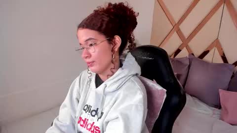 Avril  online show from December 22, 11:51 am