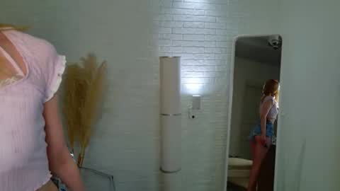 Snapshot of aweryuwu chatting on October 29, 6:59 am aweryuwu online show from October 29, 6:59 am