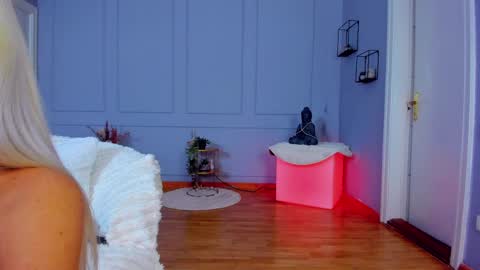 Snapshot of awww_ella chatting on April 19, 4:12 am Ella online show from April 19, 4:12 am