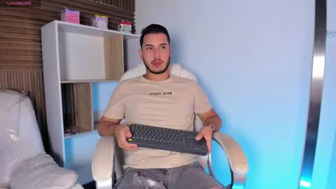 axel_grey_ online show from October 4, 12:25 pm