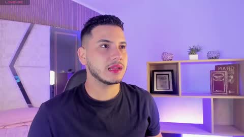 Snapshot of axel_grey_ chatting on June 20, 12:30 pm axel_grey_ online show from June 20, 12:30 pm