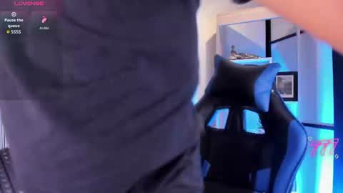 Snapshot of axel_grey_ chatting on July 3, 5:25 am axel_grey_ online show from July 3, 5:25 am