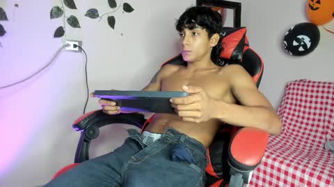 Snapshot of axel_rosse2 chatting on October 31, 10:33 pm axel_rosse2 online show from October 31, 10:33 pm